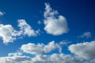 Beyaz bulutlu mavi bir gökyüzü