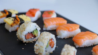 Karanlık tepside hazırlanmış bir suşi.