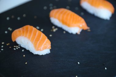Karanlık tepside Nigiri Sushi 'nin yakın çekimi.