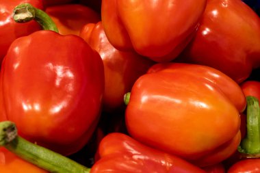 Süpermarkette dolmalık biber.