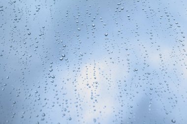 Temiz pencerenin üzerindeki su damlacıklarını kapatın. Yağmurlu gün konsepti.