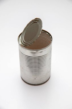 boş teneke kutu beyaza izole edildi