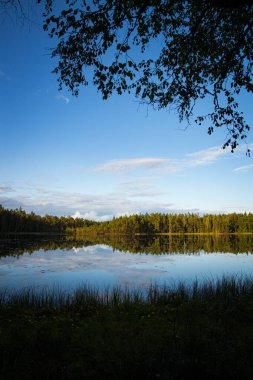Mavi gökyüzü ve bulutlu güzel göl manzarası
