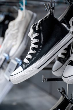 Süpermarketin rafında asılı ayakkabılar.