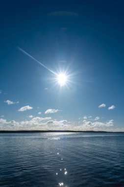 Yazın güzel bir göl manzarası. Finlandiya 'da fotoğraf çekimi