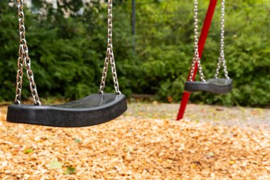 Çocuk parkındaki boş salıncaklara yakın çekim