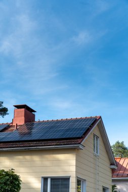 Evin çatısındaki güneş panelleri
