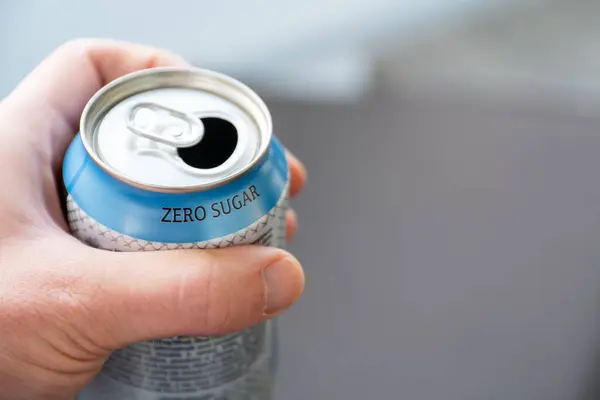 Sıfır şekerli soda kutusunu tutan el. diyet soda konsepti.