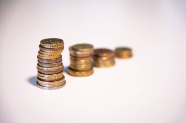 Bozuk paralardan yapılmış yığınları kapat