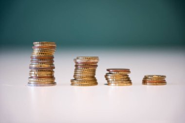 Bozuk paralardan yapılmış yığınları kapat