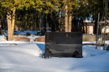 Kış zamanı mezarlıkta boş bir mezar taşı