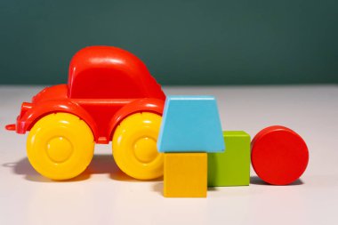 Oyuncak araba ve bazı yapı taşları.
