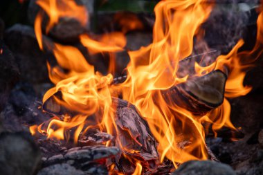 Şenlik ateşine yakın çekim. yanan alevler.