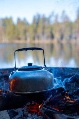 Tencere dibin kara seninki benden kara, seninki benden kara. Yürüyüş, seyahat konsepti.