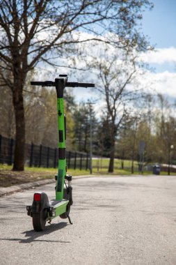 Kaldırıma park edilmiş elektrikli scooter kiraladım. Kimse yok..