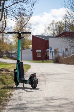 Kaldırıma park edilmiş elektrikli scooter kiraladım. Kimse yok..