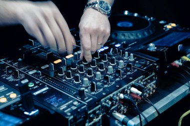 DJ elleri DJ konsol karıştırıcısında parti müziği çalarken kapat