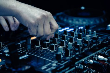 DJ elleri DJ konsol karıştırıcısında parti müziği çalarken kapat