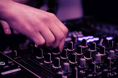 DJ elleri DJ konsol karıştırıcısında parti müziği çalarken kapat