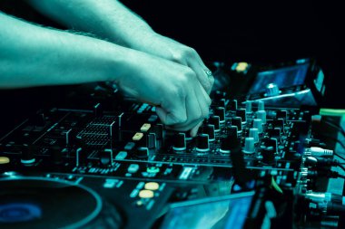 DJ elleri DJ konsol karıştırıcısında parti müziği çalarken kapat