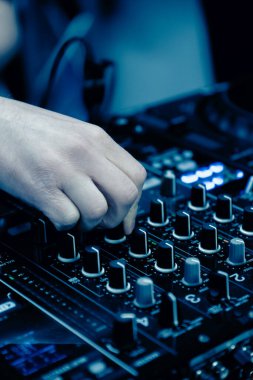 DJ elleri DJ konsol karıştırıcısında parti müziği çalarken kapat