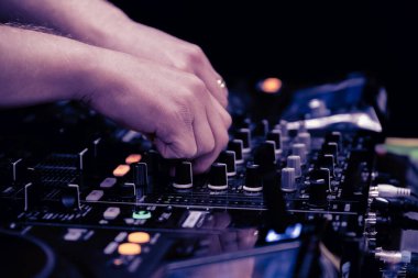 DJ elleri DJ konsol karıştırıcısında parti müziği çalarken kapat