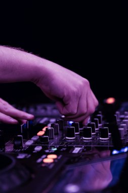 DJ elleri DJ konsol karıştırıcısında parti müziği çalarken kapat