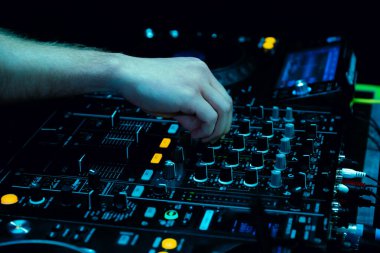DJ elleri DJ konsol karıştırıcısında parti müziği çalarken kapat