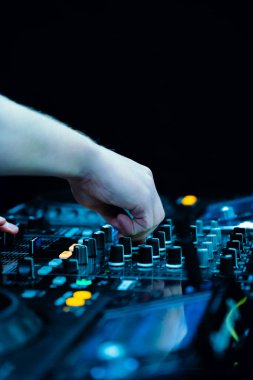 DJ elleri DJ konsol karıştırıcısında parti müziği çalarken kapat