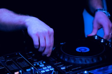 DJ elleri DJ konsol karıştırıcısında parti müziği çalarken kapat