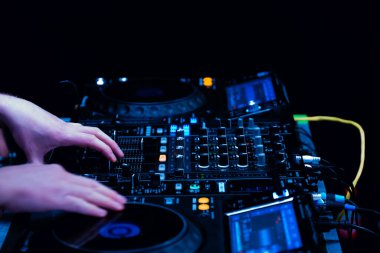 DJ elleri DJ konsol karıştırıcısında parti müziği çalarken kapat