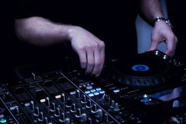 DJ elleri DJ konsol karıştırıcısında parti müziği çalarken kapat