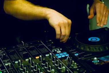 DJ elleri DJ konsol karıştırıcısında parti müziği çalarken kapat