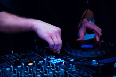 DJ elleri DJ konsol karıştırıcısında parti müziği çalarken kapat