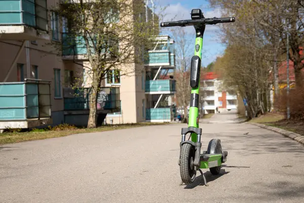 Kaldırıma park edilmiş elektrikli scooter kiraladım. Kimse yok..