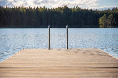 Geleneksel finniş ve İskandinav manzarası Bir yaz günü güzel göl ve eski bir köy ahşabı veya iskele