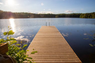 Geleneksel finniş ve İskandinav manzarası Bir yaz günü güzel göl ve eski bir köy ahşabı veya iskele