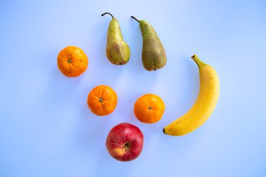 Renkli arkaplanda farklı meyvelerin üst görünümü