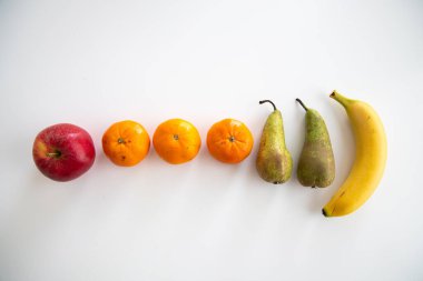 Beyaz arkaplanda farklı meyvelerin üst görünümü