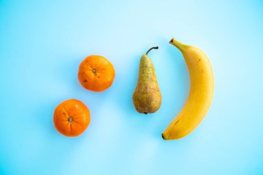 Renkli arkaplanda farklı meyvelerin üst görünümü