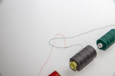 İplikten kalp şekli oluşturan iplik ruloları dikiyorum. Dikiş konsepti.