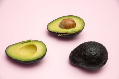 Avokado 'nun ikiye bölünmüş üst görüntüsü