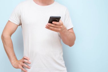 Akıllı telefonunu kullanan bir adam.