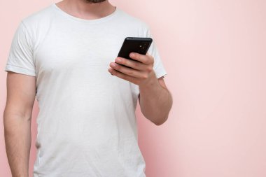 Akıllı telefonunu kullanan bir adam.