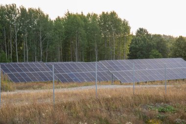Gün batımında açık havada bazı güneş panelleri.