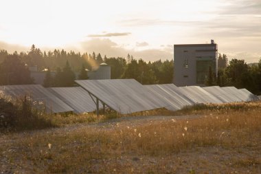 Gün batımında açık havada bazı güneş panelleri.