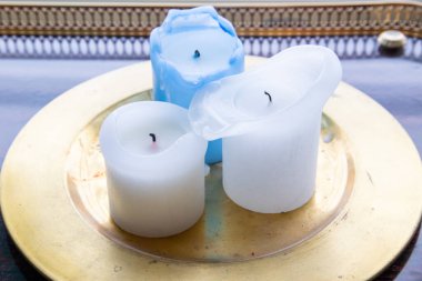 Tabakta yanmış mumlar