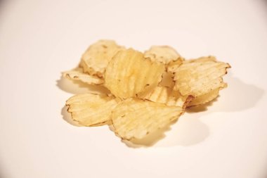 Beyaz arkaplanda izole edilmiş bir patates cipsi