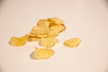Beyaz arkaplanda izole edilmiş bir patates cipsi