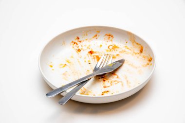 Çatal ve bıçaklı kirli bir tabak.